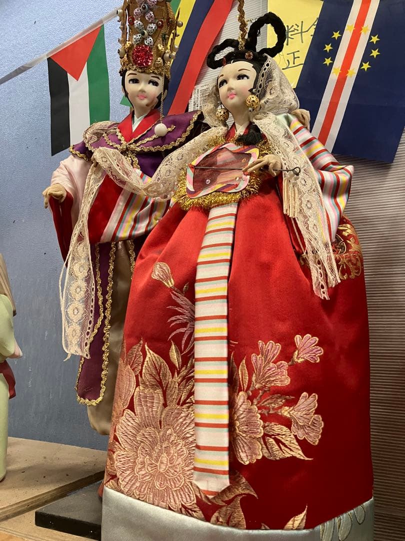 伝統的日本人形 赤と紫