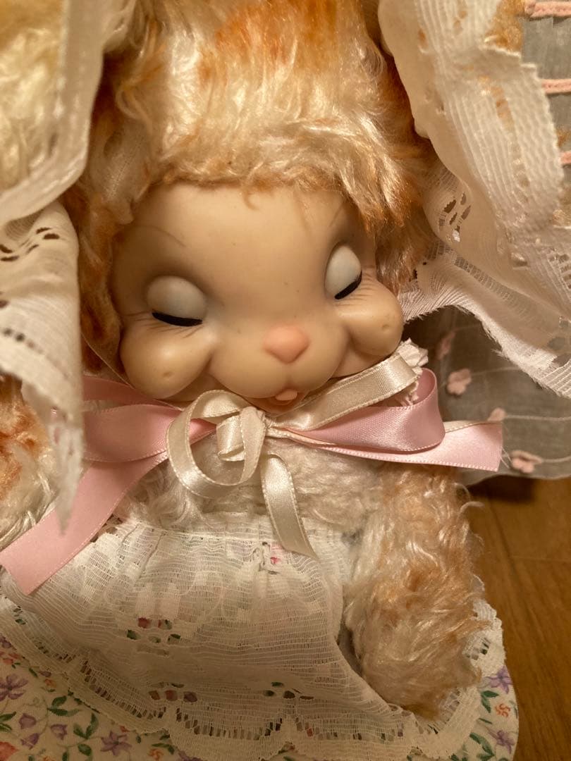 ラシュトンラバーフェイスうさぎちゃん。 レースの衣装付き