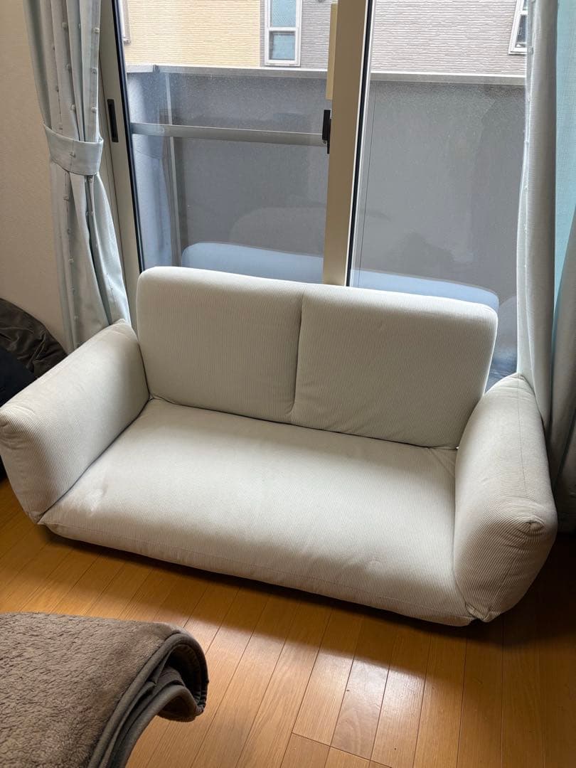 ベージュ 2人掛けソファ 円形クッション付き