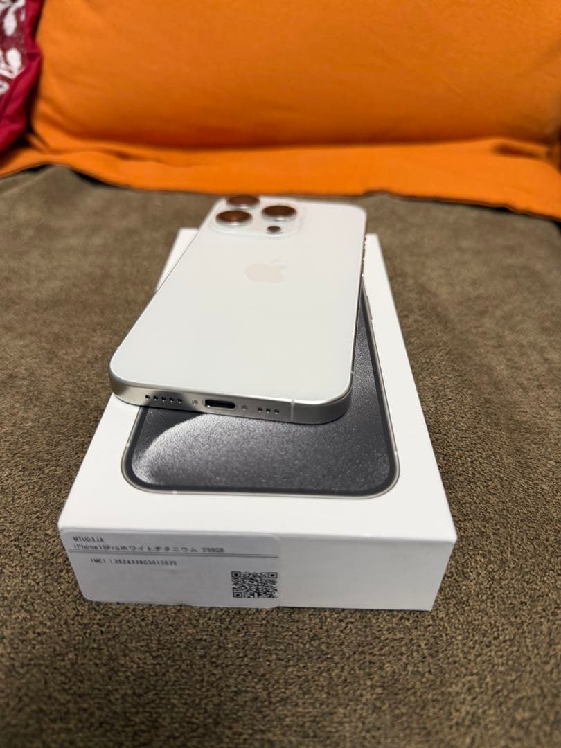 SIMフリー iPhone 15 Pro 256GB ホワイトチタニウム 美品