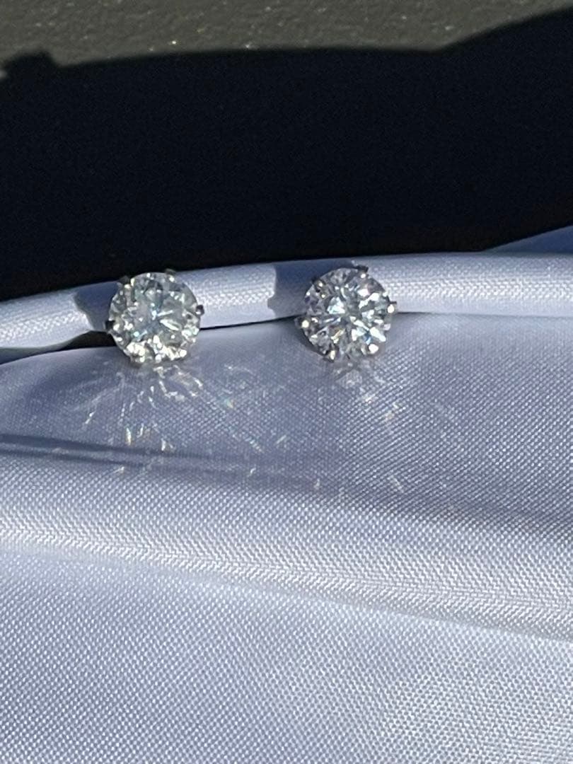 ダイヤピアス1.047ctと1.013ct