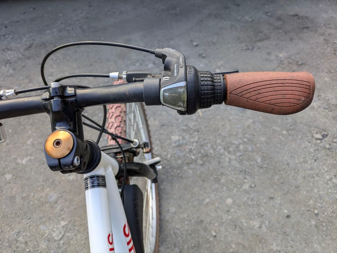 GRAPHIS 子供用24インチ自転車 ホワイト 6段ギア