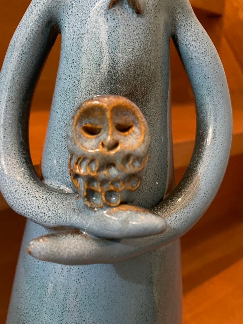 フクロウ　女性　陶器オブジェ　陶人形