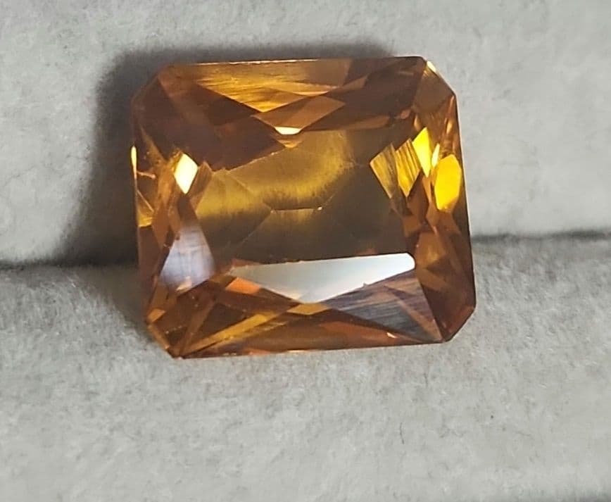 特大ゴールデンサファイア 14.250ct