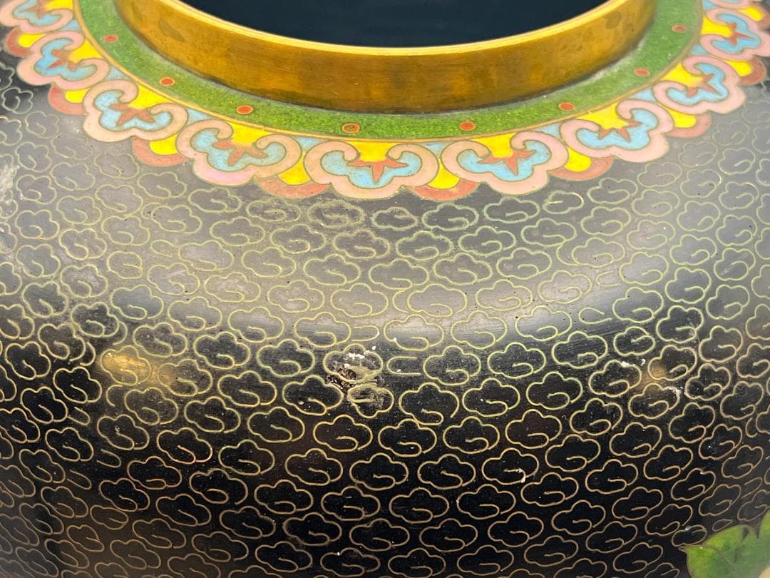 黒エナメル七宝焼き　真鍮製　大花瓶　花蝶図　重量約1996g　中国美術品