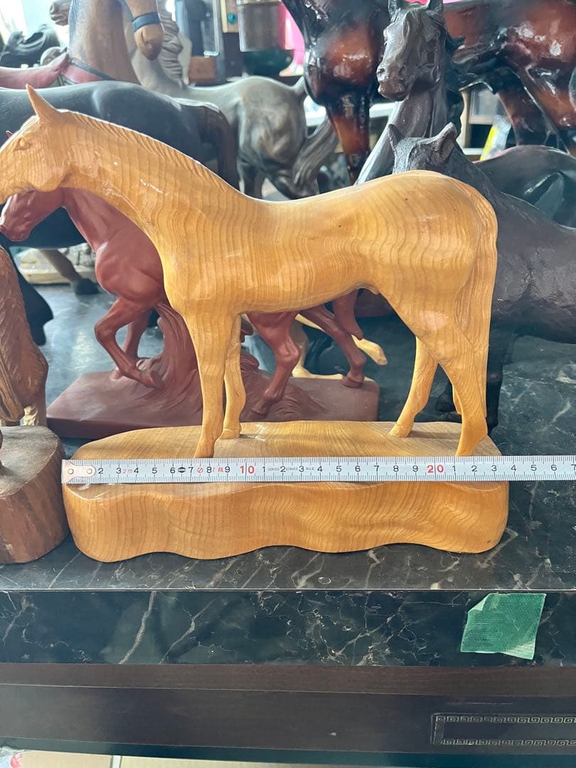 馬の一刀彫り、一位一刀彫、土台付き一刀彫り馬、飛騨一刀彫り風、木目が綺麗な馬彫刻