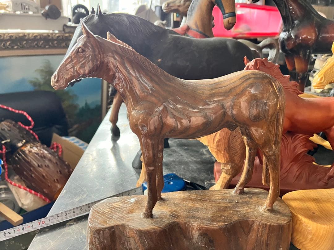 馬の一刀彫り、一位一刀彫、土台付き一刀彫り馬、飛騨一刀彫り風、木目が綺麗な馬彫刻