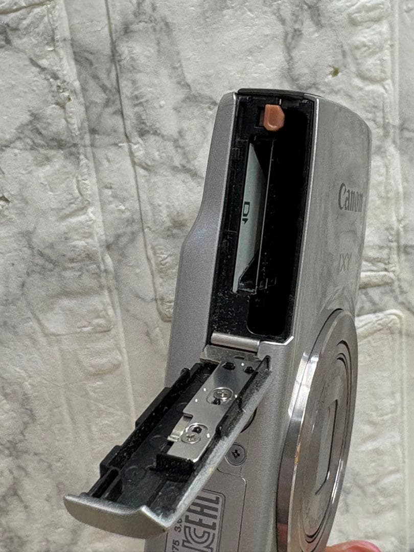 Canon キヤノン　IXY 180 PC2275 デジカメ　シルバー