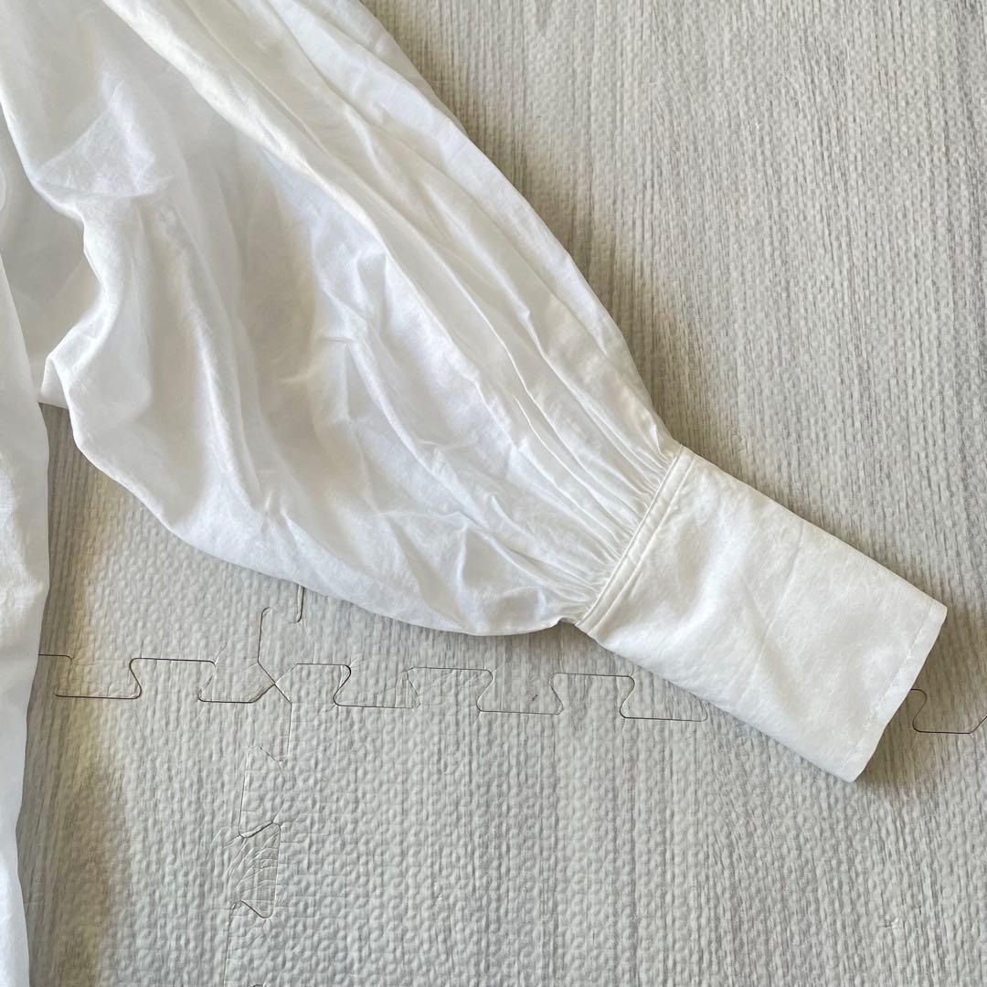 カレンソロジー　ギャザーボリュームブラウス　ボリュームスリーブ　白