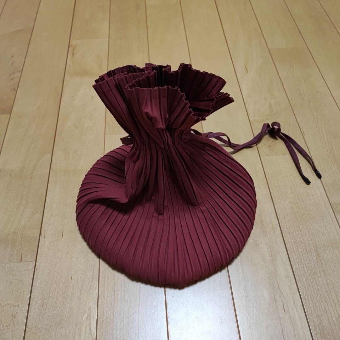 イッセイミヤケ　プリーツプリーズ　バーガンディ プリーツ巾着バッグ