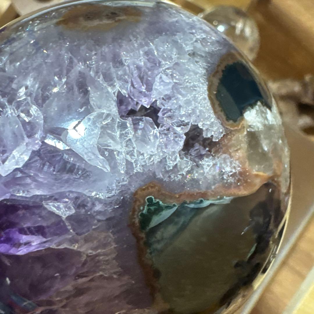 希少　極上品　カルサイト共生アメジストの笑い口　置物　丸玉　笑口　帝王紫