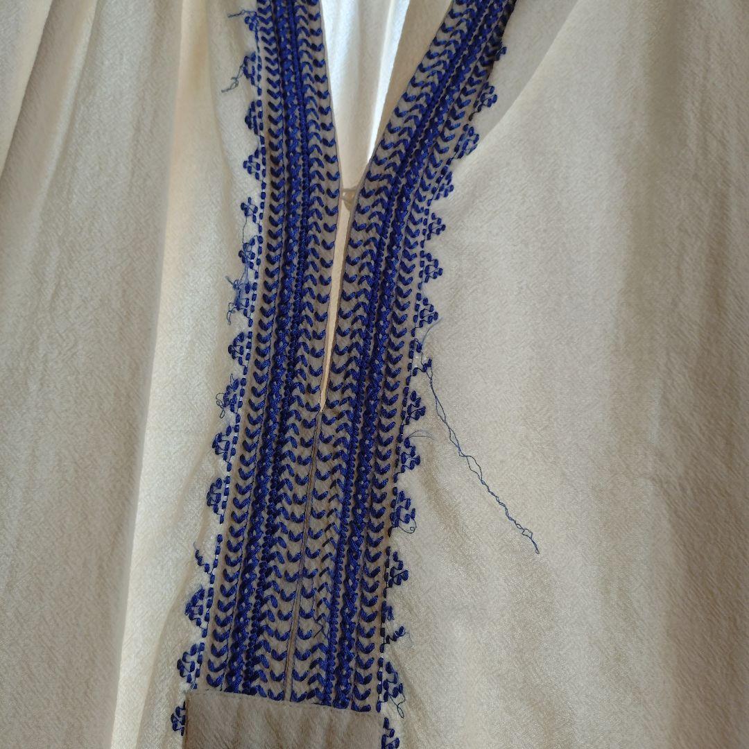 ヌキテパ★アイボリー 長袖シャツ 青色刺繍