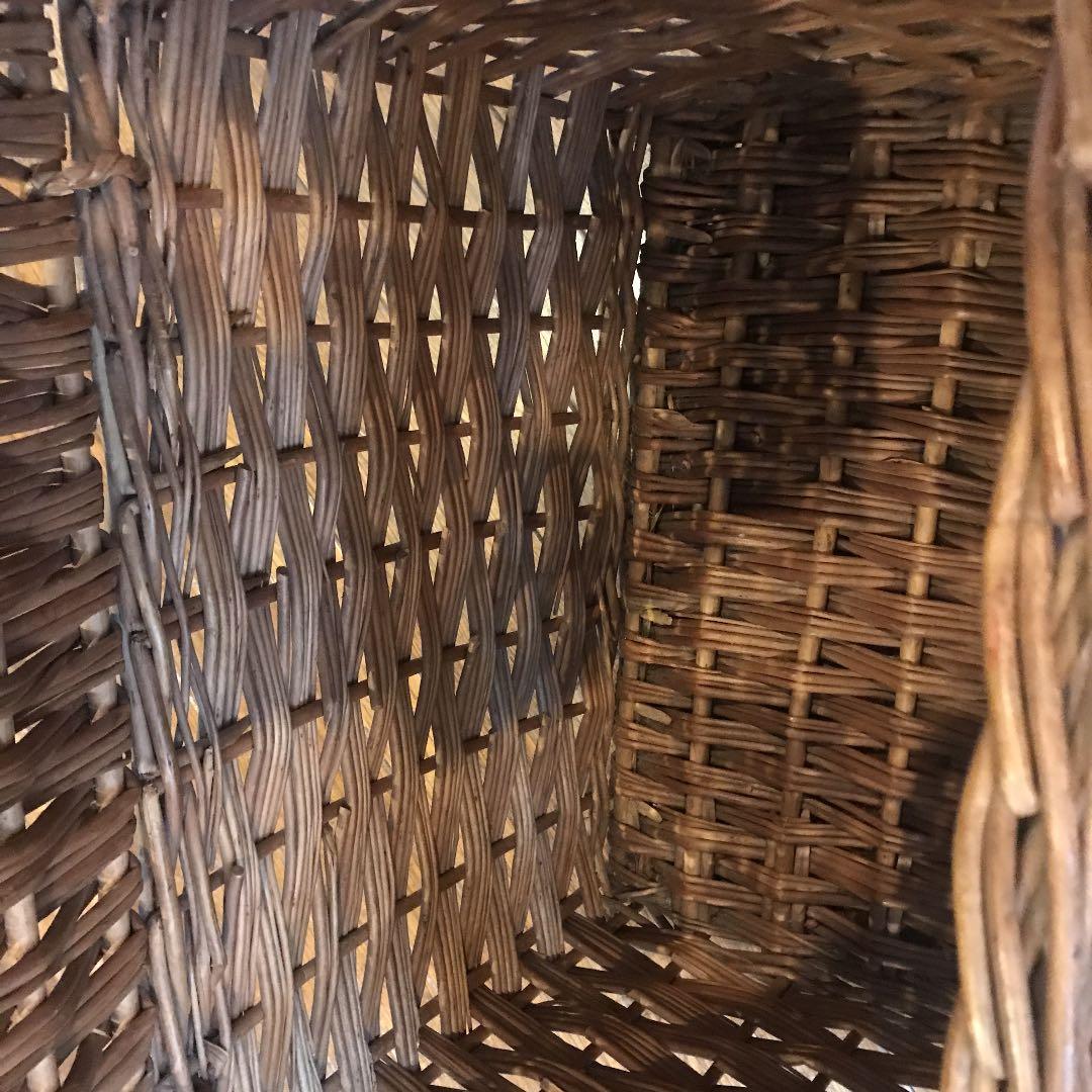 アンティーク籐のカゴバスケット犬のキャリーにも素敵持ち手は革製で部屋のインテリア