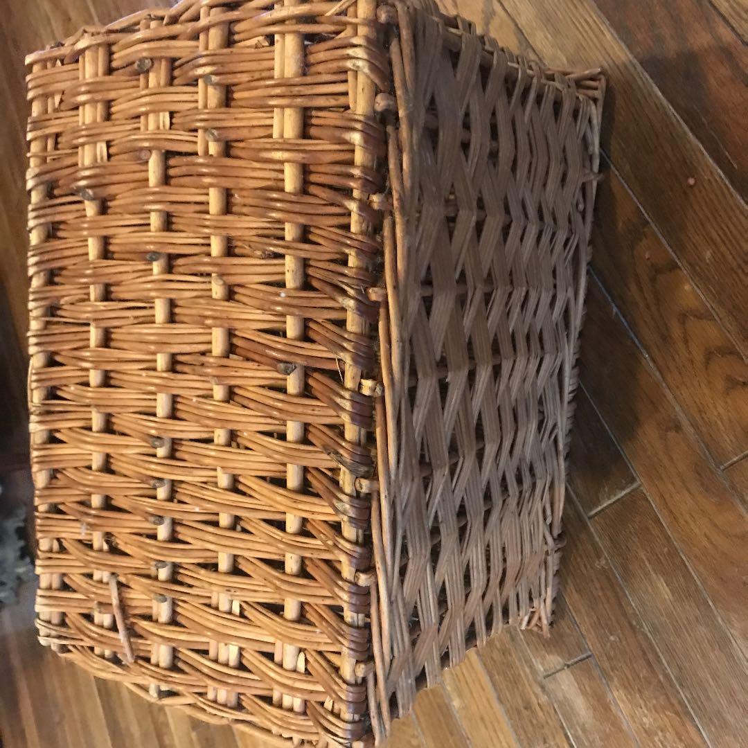 アンティーク籐のカゴバスケット犬のキャリーにも素敵持ち手は革製で部屋のインテリア