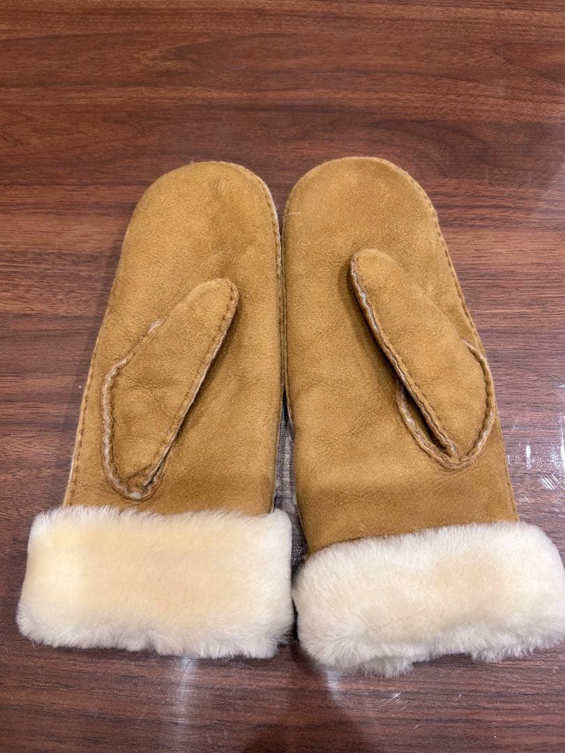 最終値下げUGG クラシック　ミトン ベージュ　アグ　手袋　ムートンMレディース