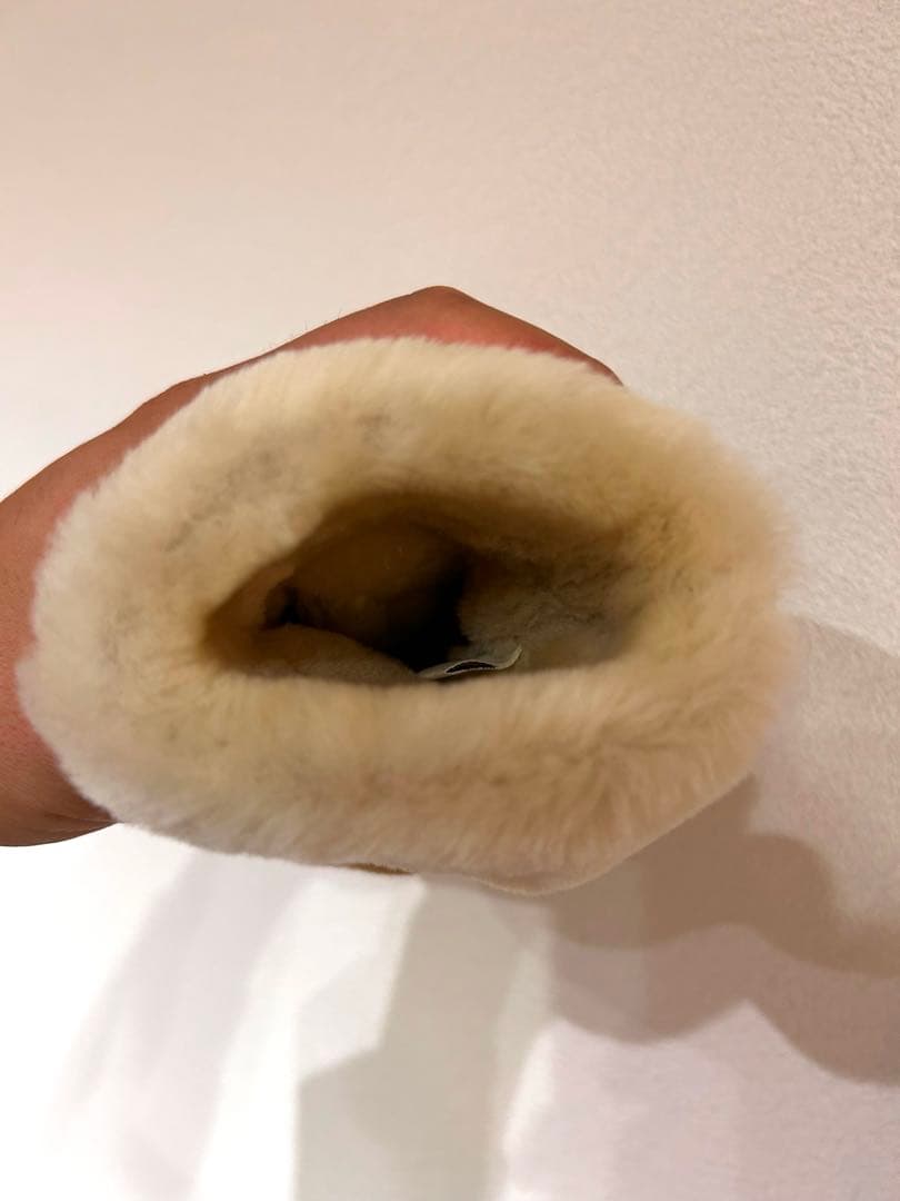 最終値下げUGG クラシック　ミトン ベージュ　アグ　手袋　ムートンMレディース