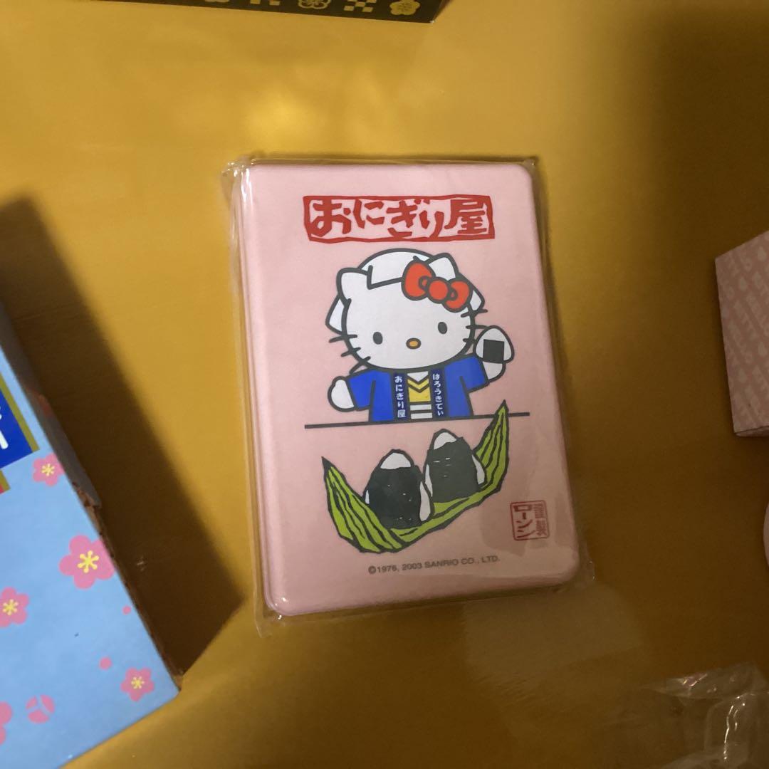 2294 ハローキティ食器セット　弁当箱 &さくら小皿 &ポンプボトル