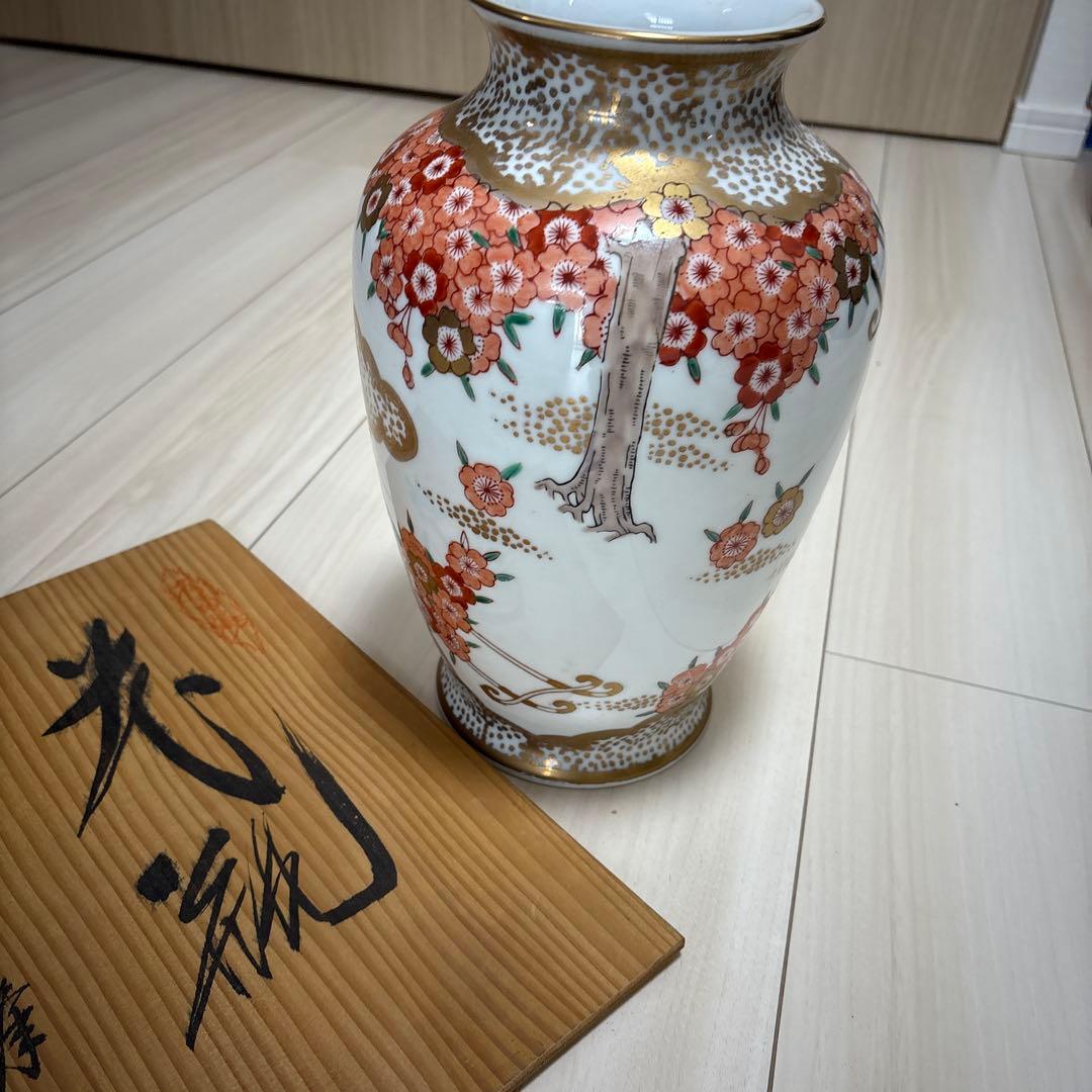 花柄と車輪のデザインの陶器花瓶