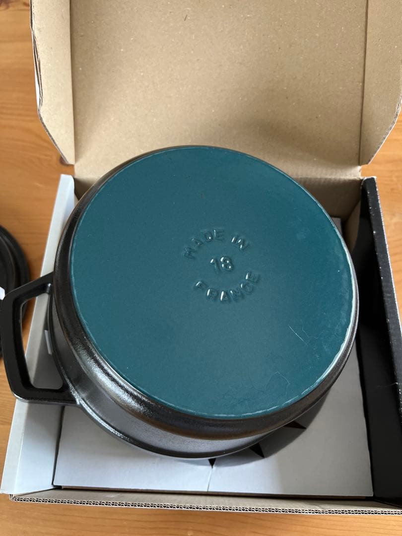 美品【シリアルナンバー付き】ストウブ ココット ラウンド ブラック 18㎝