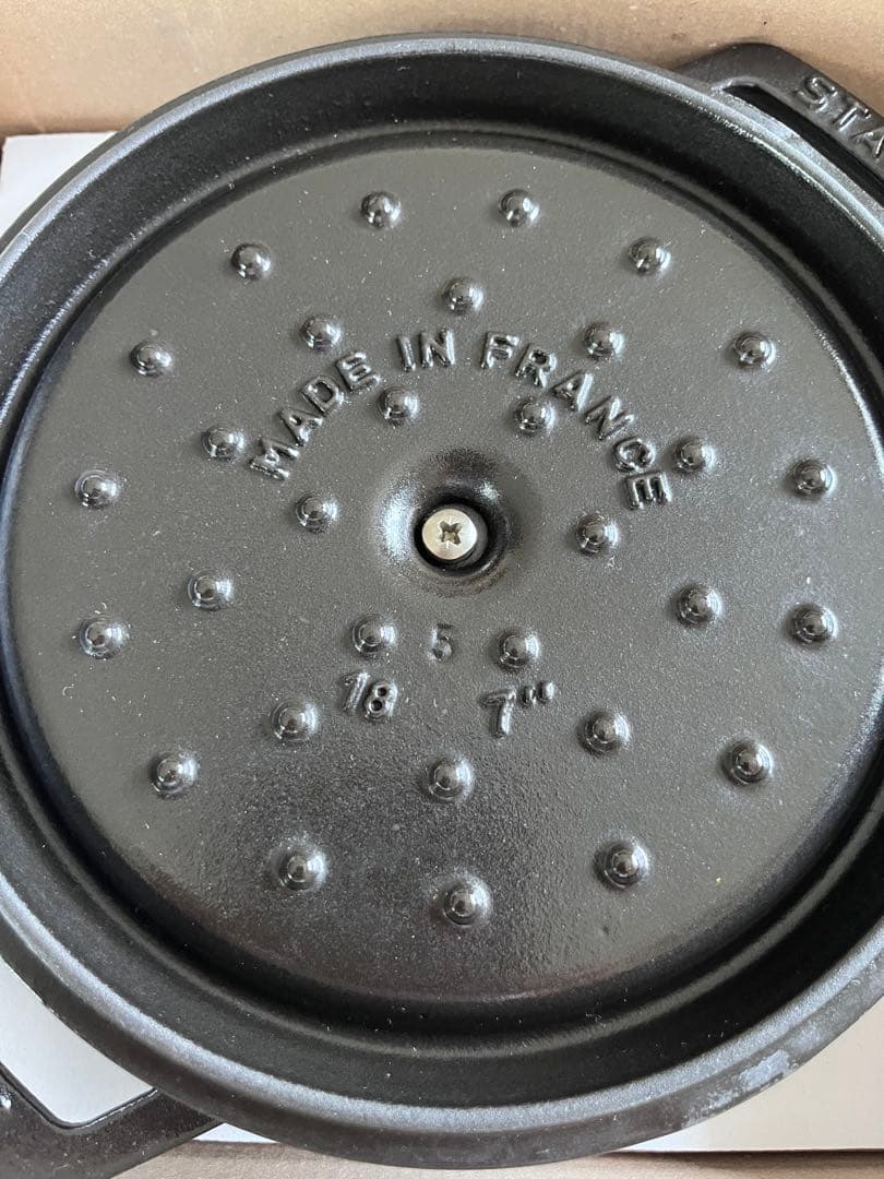 美品【シリアルナンバー付き】ストウブ ココット ラウンド ブラック 18㎝