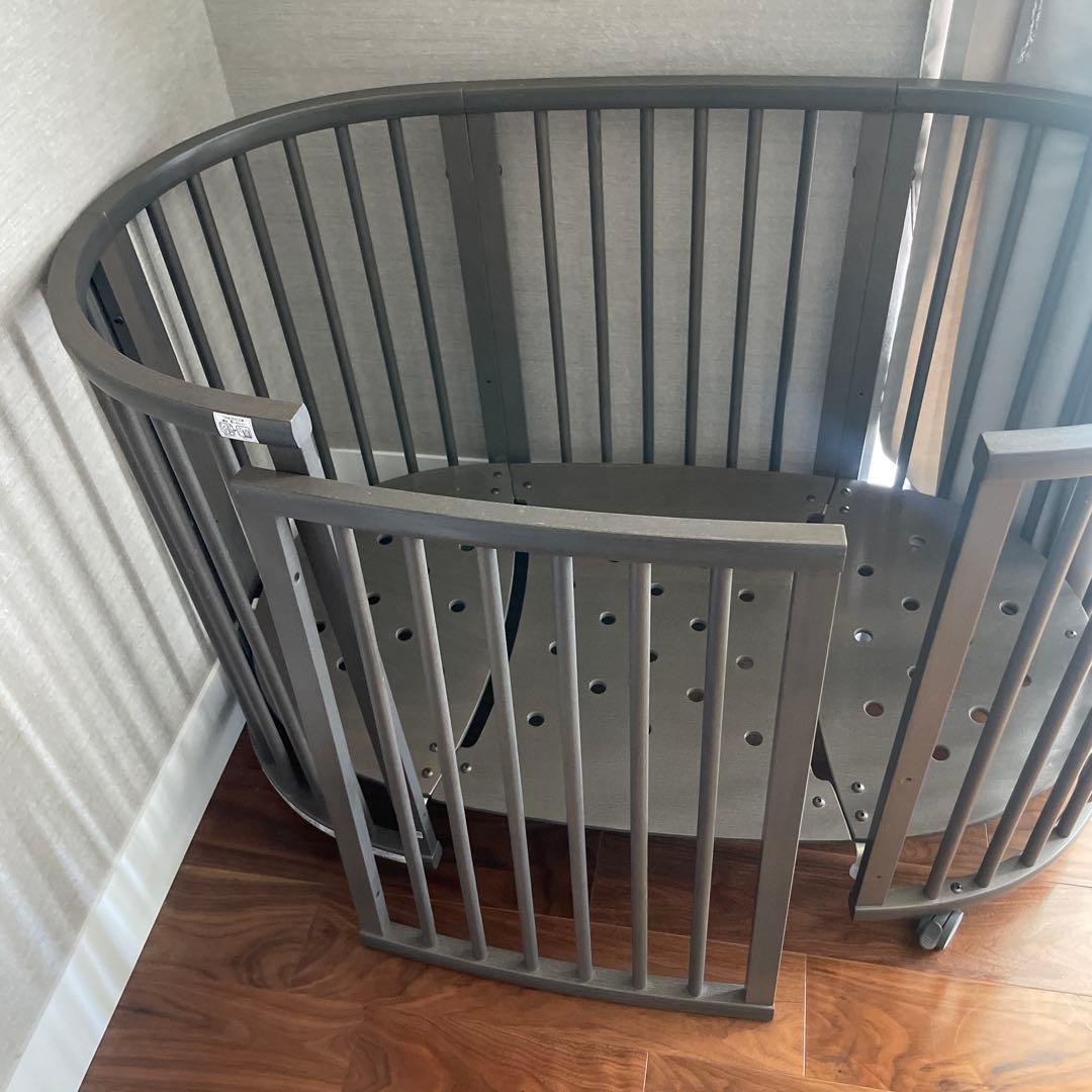 送料込み　STOKKE ストッケ　ベビーベッド キャスター付き