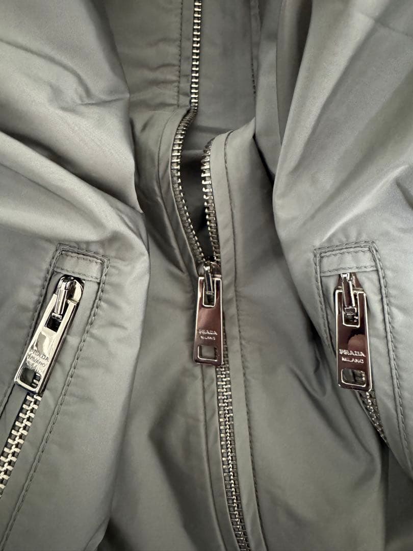 PRADA グレー フード付き ナイロンジャケット『週末三日間限定セール』