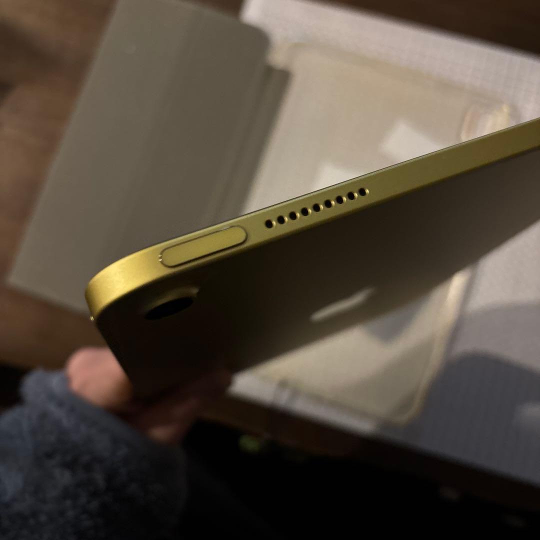 iPad イエロー カバーとステッカー付き