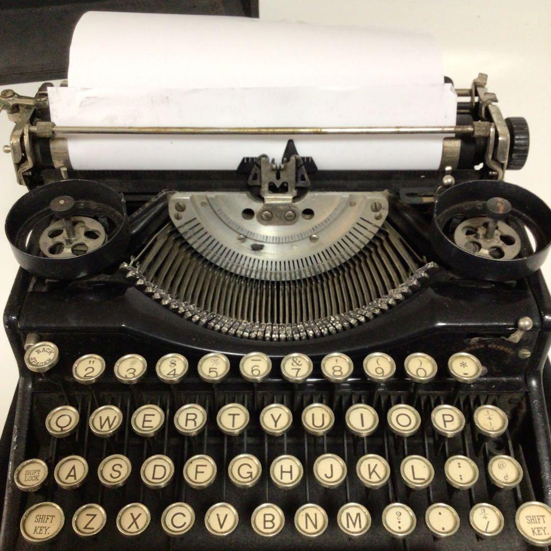 UNDERWOOD ポータブルタイプライター　レトロ　ビンテージ　アメリカ製