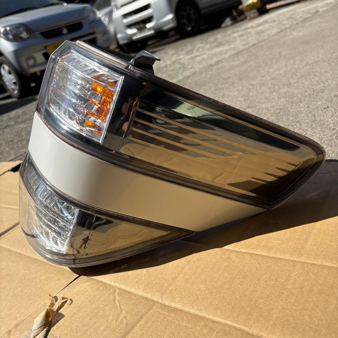 20系ヴェルファイア前期　純正テールランプ　右クオーター側