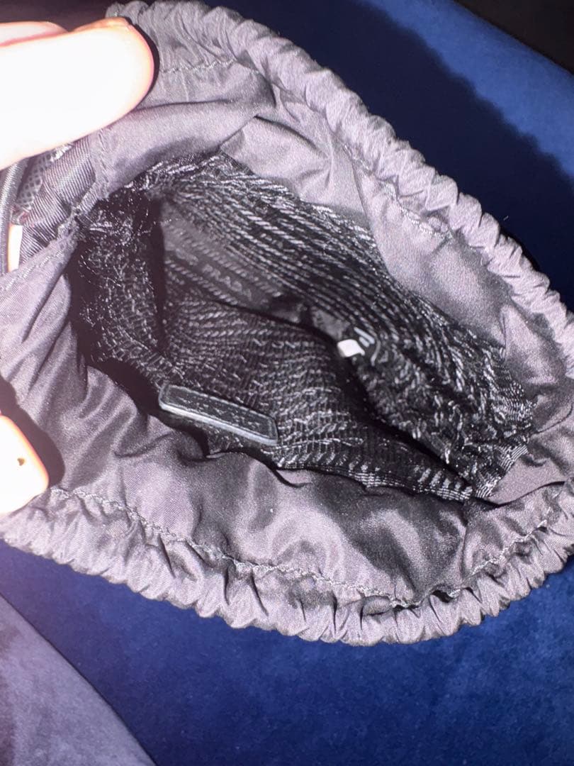 PRADA ブラック ショルダーバッグ　スマホショルダー　ショルダーの紐なし