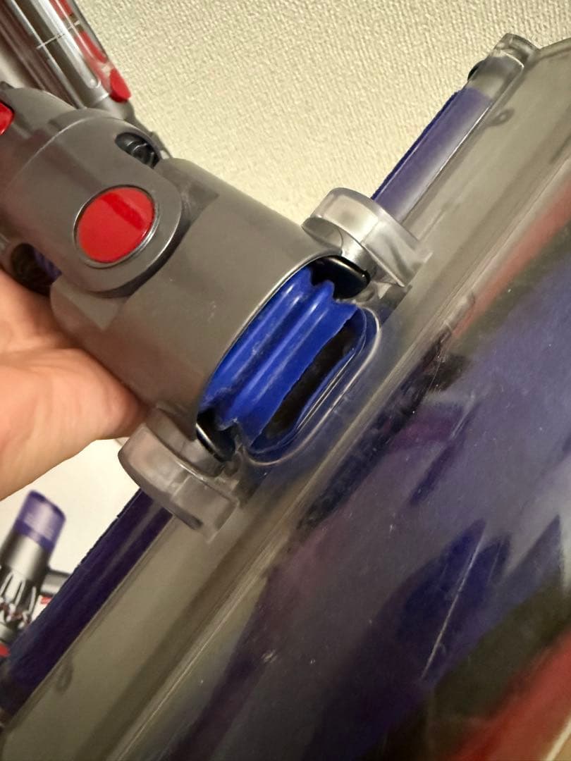 Dyson V11 fluffy+レッド 充電器・アタッチメント付き ジャンク品