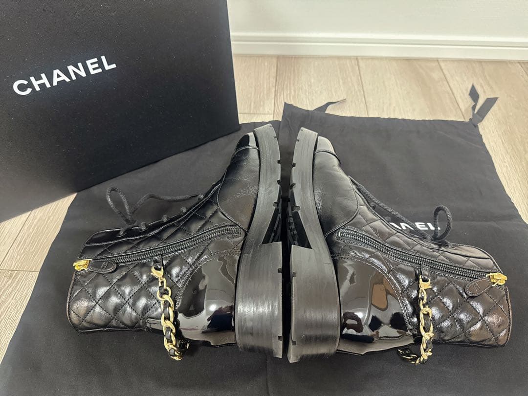 CHANEL ブラック キルティングブーツ
