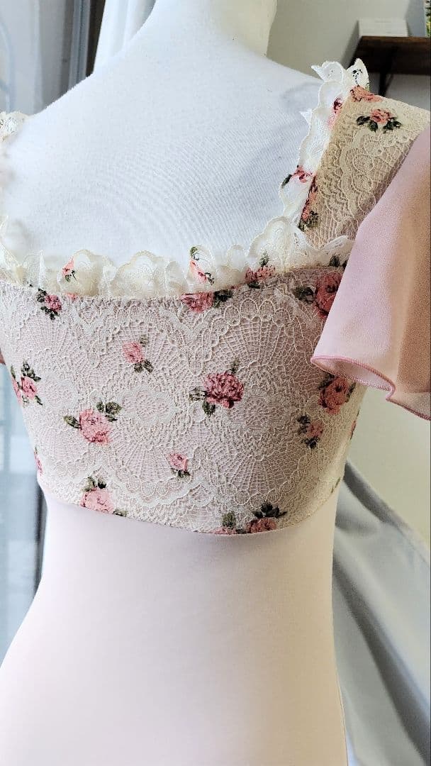 Ｓ～Ｍ／秘密の花園に咲く可憐なピンクの薔薇が可愛いピンクベージュ娘役レオタード