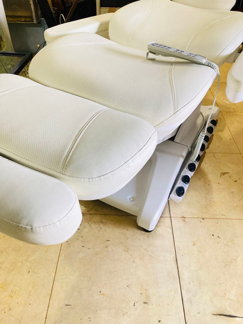 専用 電動フェイシャルベッド（ヒーター付き）First Class ホワイト色