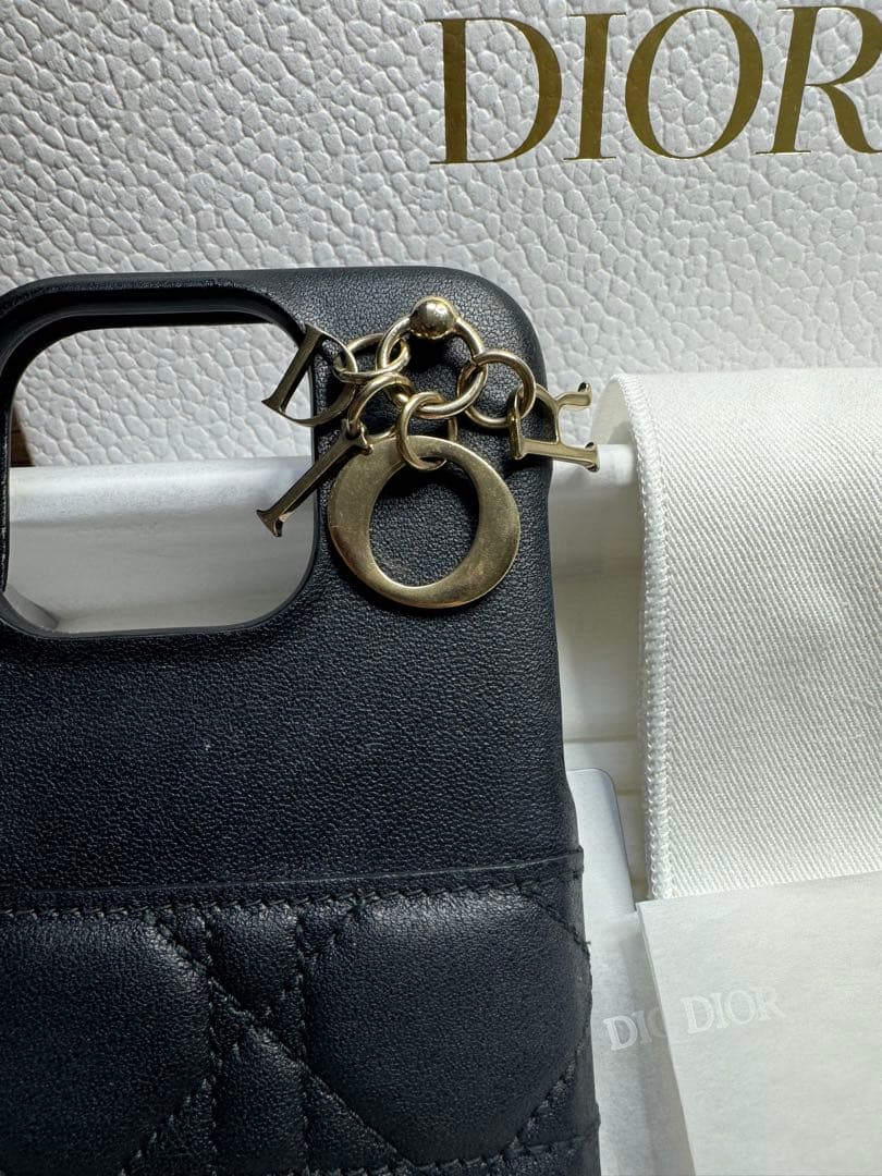 ディオ iPhone15proケース チャーム付き