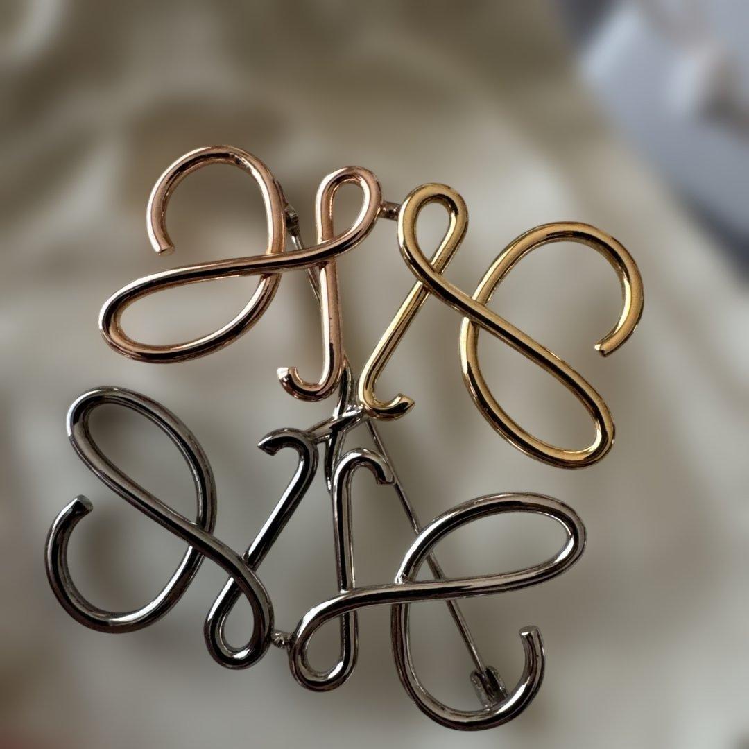 雨雨雨　　LOEWE ブローチ