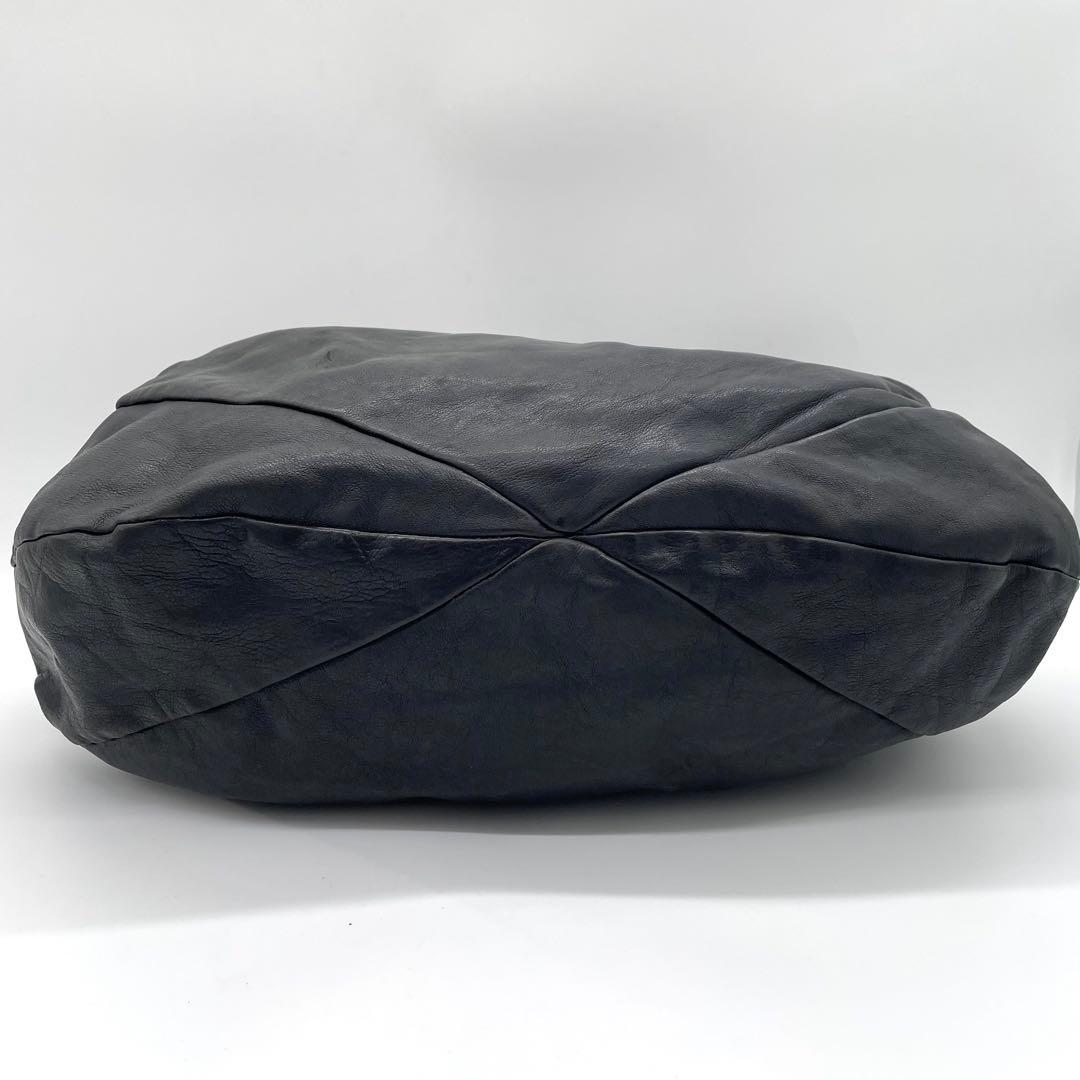 【美品】イルビゾンテ　ショルダーバッグ　ハーフムーン　ロゴ型押し　レザー　黒