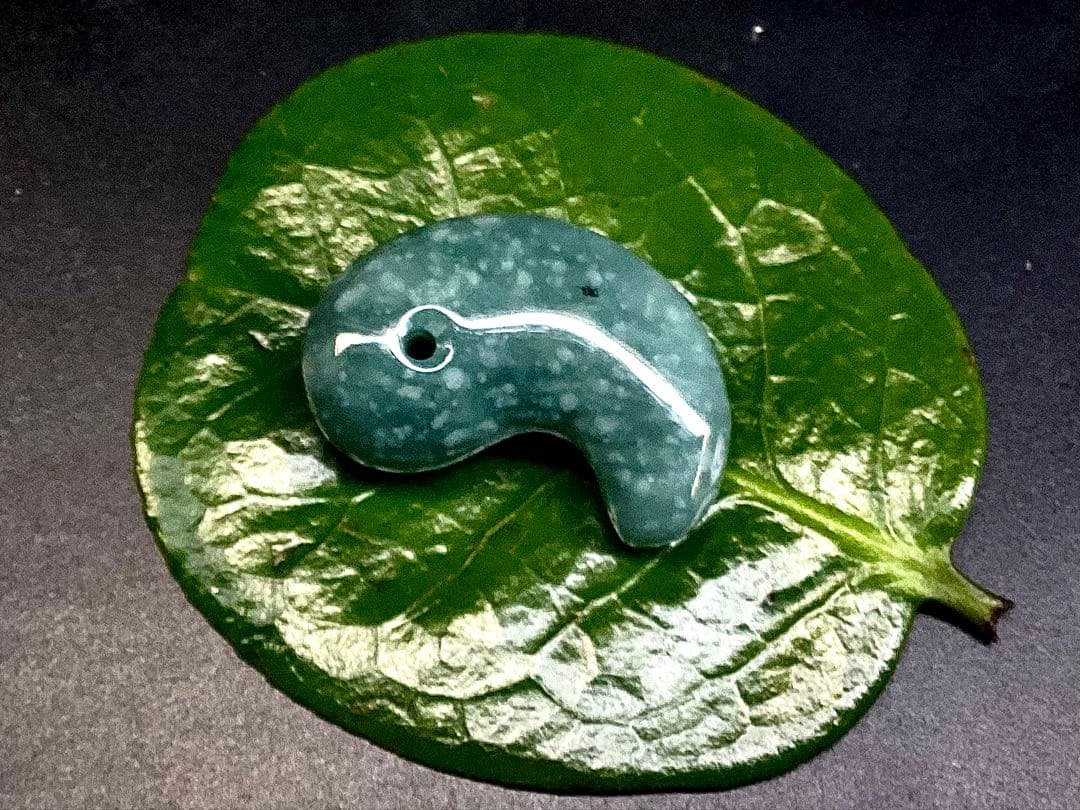 ✳ premiumシリーズ天然翡翠 雪輪文様*再結晶線入り　限定品　一流の勾玉を