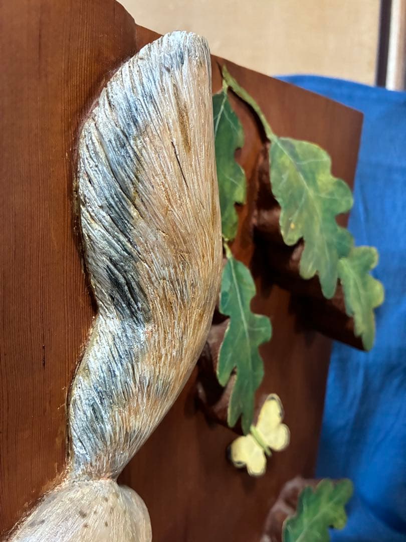 クヌギに登ってドングリを食べるリス　レリーフ　一枚板に浮き彫り