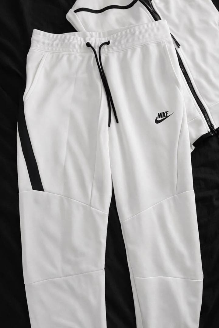 NIKEテックフリース　ホワイト