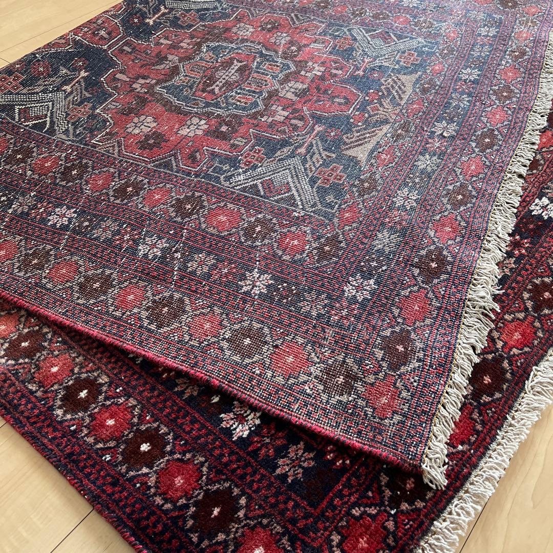 トライバルラグ　約 200×120 cm