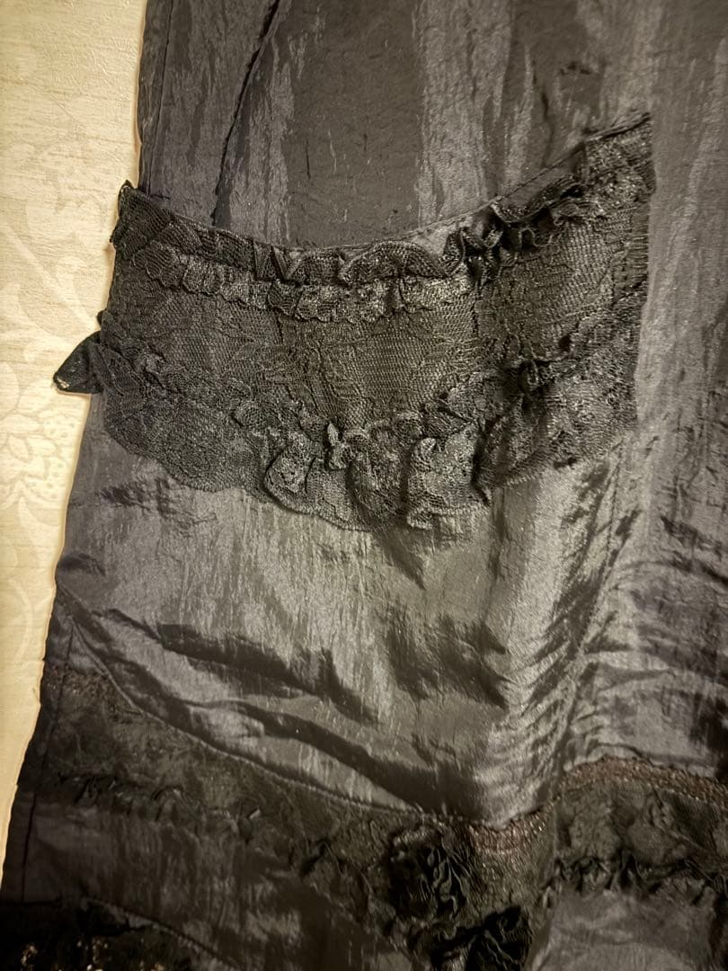 ピアリマーマ　フリル付き黒エプロン