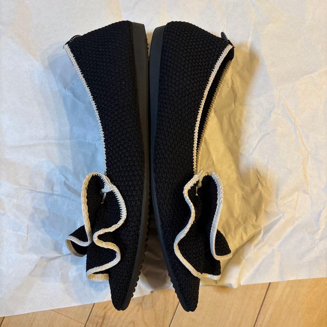 フリル付き黒ポインテッドトゥフラットシューズ　オッフェンの靴