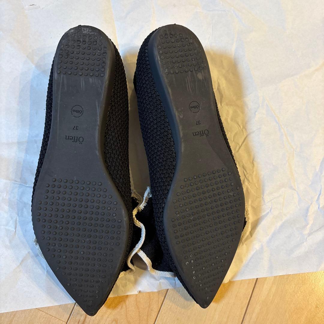 フリル付き黒ポインテッドトゥフラットシューズ　オッフェンの靴