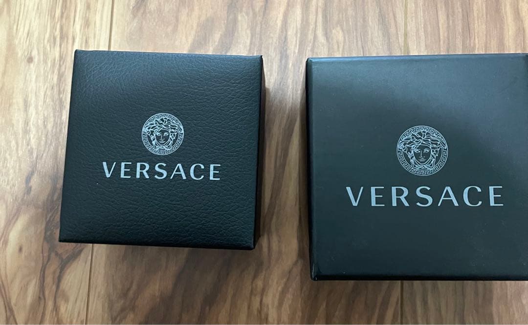 VERSACE ゴールド ジオメトリックピアス