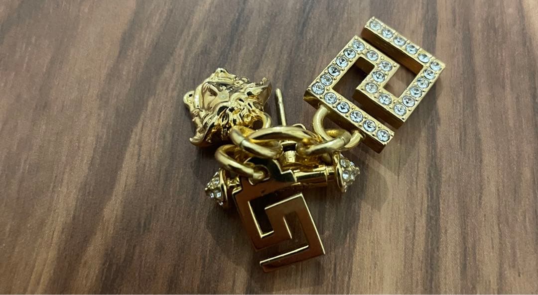 VERSACE ゴールド ジオメトリックピアス