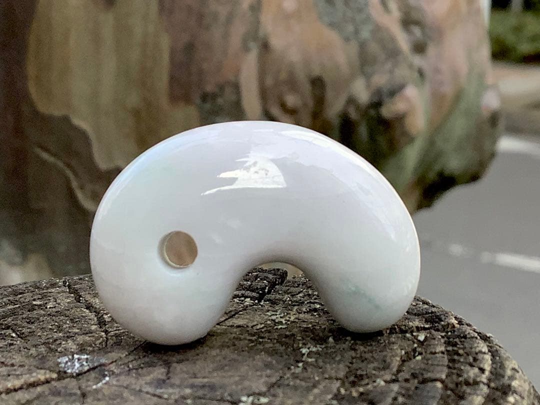 ✳30万円以上します‼️極上色彩　糸魚川翡翠ジェダイト勾玉　外部鑑定機関の鑑別書付