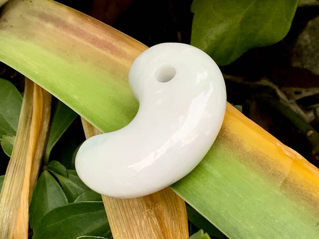 ✳30万円以上します‼️極上色彩　糸魚川翡翠ジェダイト勾玉　外部鑑定機関の鑑別書付