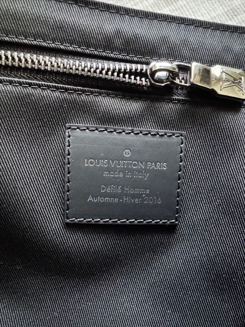 極美品 ルイヴィトン　メッセンジャーヴォワヤージュPM ブラック
