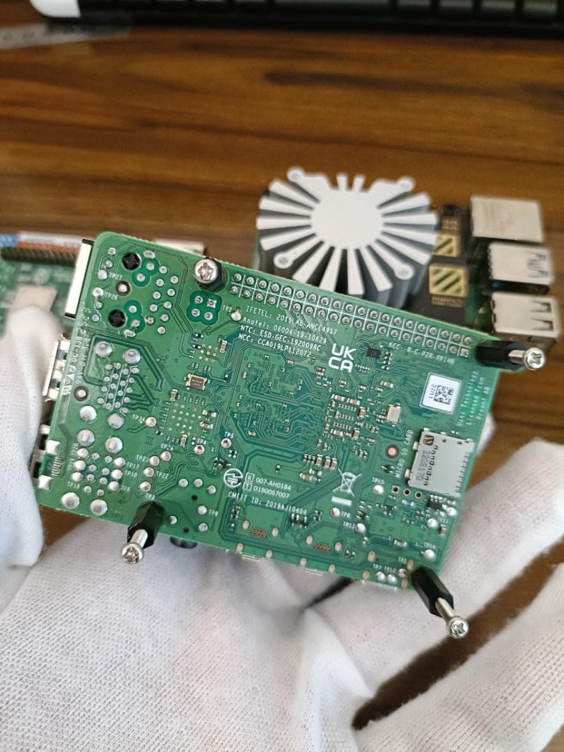 Raspberry Pi 4&3、ヒートシンクとSDカード付きセット